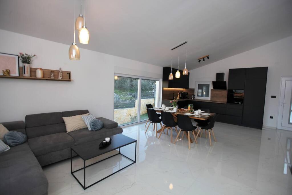 Luxury Villa Lana Apt, Seaview Terrace, Large Outdoor Space, Bbq Trogir Eksteriør billede
